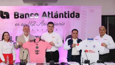 El alcalde Roberto Contreras junto a miembros del Olimpia y personas de la plataforma Dilo.