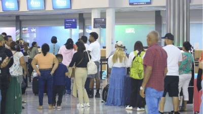Honduras cuenta con cuatro aeropuertos internacionales ubicados en San Pedro Sula, La Ceiba, Roatán y Comayagua, por donde circulan más de dos millones de viajeros al año. Entre ellos, el Aeropuerto Internacional Ramón Villeda Morales se mantiene como uno de los más activos del país.