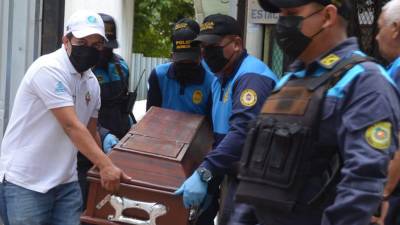 Policías municipales ayudan cargar un ataúd de la familia que murió en incendio en Ciudad Lempira.