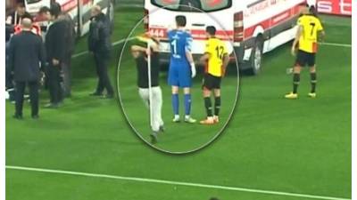 El portero Ozan Evrim Özenç recibe el golpe de un aficionado.