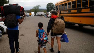 La ley aprobada por el Congreso Nacional y publicada en el diario oficial La Gaceta, que exonera del pago de impuestos a los migrantes retornados, ya sea de forma voluntaria o por deportación, para la importación de menaje de hogar, maquinaria de trabajo y vehículos de uso particular o laboral, establece un procedimiento específico para acceder a estos beneficios.