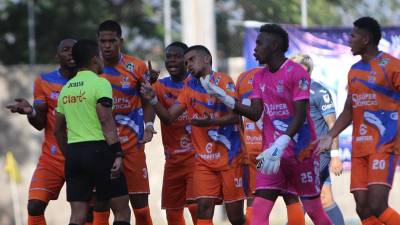 Jugadores de la UPN le reclaman al árbitro central Armando Castro tras sancionar el penal