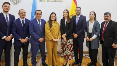 Autoridades hondureñas durante la inauguración del Consulado General en Bilbao.