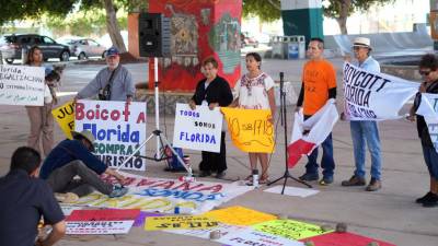 Decenas de personas se han manifestado en las últimas horas bajo el lema “Todos somos Florida”, exigiendo al gobernador republicano DeSantis que retroceda con sus intenciones restrictivas.