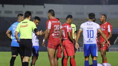 César Oseguera de la Real Sociedad fue expulsado a los 23 minutos del primer tiempo.