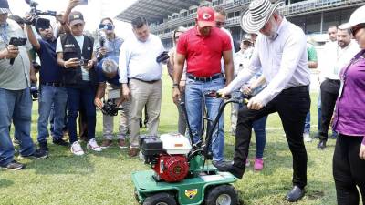 El alcalde de San Pedro Sula, Roberto Contreras, y el comisionado de Condepor, Mario Moncada, participaron del evento para dar por iniciado el cambio del césped del estadio Morazán.