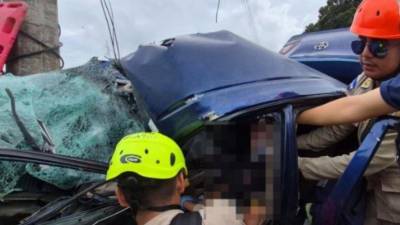 Un aparatoso accidente de tránsito estuvo a punto de terminar en tragedia en la carretera CA-13, a la altura de la colonia La Guadalupe, en San Manuel, Cortés, donde un hombre quedó atrapado entre los hierros retorcidos de su carro tras impactar contra un pick-up.