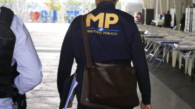 Miembros de la fiscalía de Guatemala realizan investigaciones en la sede del Tribunal Supremo Electoral (TSE).