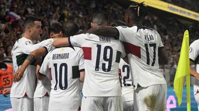 Jugadores de Portugal celebrando con su compañero Bruno Fernandes el gol que les dio el triunfo.