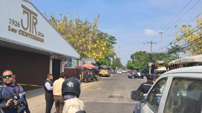 Madre e hijo son las dos personas acribilladas frente al JTR de San Pedro Sula, en un violento hecho que ha conmocionado a la ciudad.