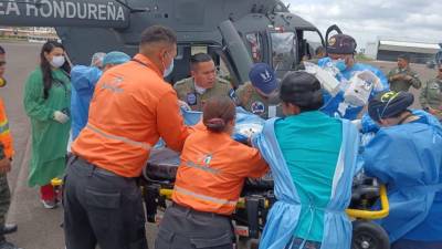 La menor de cuatro años afectada por la explosión ocurrida en una fábrica artesanal de productos pirotécnicos en Nueva Arcadia, Copán, fue trasladada a Tegucigalpa para recibir atención especializada en el Hospital CEHNIQ, donde es atendida por médicos de Fundaniquem.