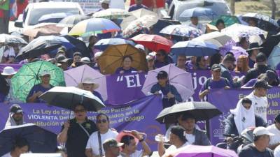 Trabajadores hondureños salieron a las calles este Primero de Mayo para conmemorar el Día Internacional del Trabajo, en una jornada marcada por consignas contra el alto costo de vida, la falta de empleo y la exigencia de mejores condiciones laborales.