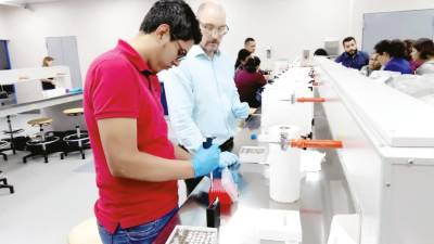 <b><span class=mln_uppercase_mln>proceso.</span></b> Estudiantes y maestros durante la toma de muestras.<span class=mln_uppercase_mln> </span>