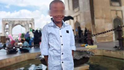 Un caso ocurrido en un centro educativo ha generado indignación luego de que un alumno de preescolar, identificado como Pranay Teja, muriera después de un incidente en el que, según reportes, habría sido golpeado por su maestra como castigo por no realizar una tarea. El hecho quedó registrado en video y posteriormente se difundió en redes sociales.