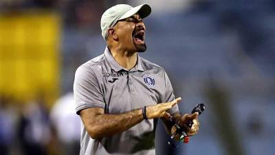 El entrenador de Motagua, Ninrod Medina, dando indicaciones durante el partido ante Tigres.