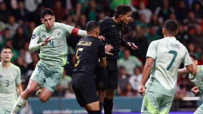 La Selección de Honduras aguanta contra México en el estadio Nemesio Diez de Toluca.