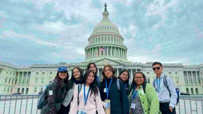 <b><span class=mln_uppercase_mln>Cultura.</span></b> El grupo de jóvenes durante un recorrido por Washington.