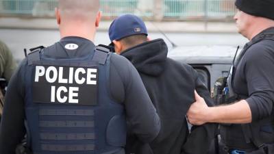 Una juez federal ha ordenado a las autoridades del Servicio de Control de Inmigración y Aduanas (ICE) y a los administradores del centro de detención de Adelanto en California garantizar a los inmigrantes bajo custodia el acceso inmediato a agua potable, alimentos y comidas suficientes, así como al menos cuatro horas diarias al aire libre.