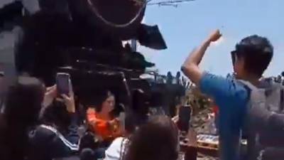 Imagen del momento previo a ser golpeada por el tren.