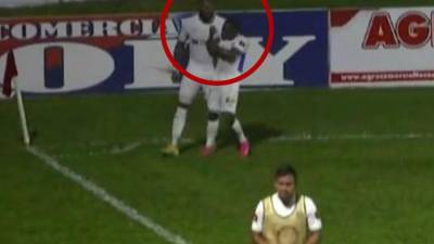 Solani Solano se mostró eufórico en la celebración, ya que ejecutó un gesto vulgar en uno de los banderines de esquina del estadio Francisco Martínez de Tocoa.