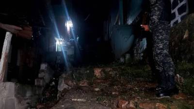 Agente de la Policía Militar en la escena donde fue asesinada una mujer en Tegucigalpa.