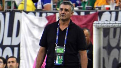 Diego Vázquez sufrió en el banquillo la goleada que le metió México a Honduras.