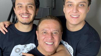 Mario junto a sus hijos Alan y Alejandro.