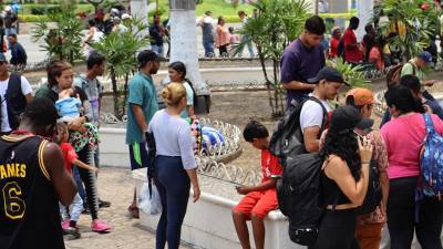Migrantes se reúnen en una plaza, el 3 de mayo de 2024, en la ciudad de Tapachula (México).