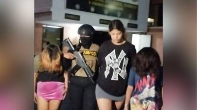 Las detenidas resguardadas por agentes de la Dipampco.