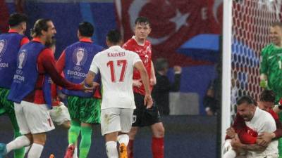 Los seleccionados de Turquía festejaron a lo grande el pase a cuartos de final y en Austria reflejaron su tristeza.