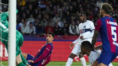 Dembélé en el momento de su remate que se fue al fondo de las redes.