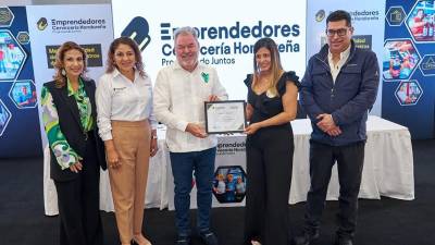El alcalde de San Pedro Sula, Roberto Contreras, le entrega el diploma de participación a la emprendedora Karen Laínez, junto a Arlette Ictech, Karla Ávila y Fernando García.