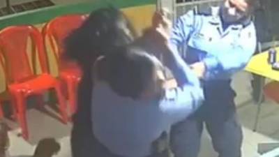 VIDEO: Policías de Catacamas detienen a mujer que bebía pese a tener su carro estacionado