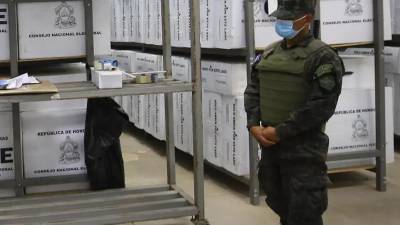 Foto de archivo de maletas electorales.