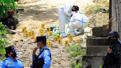 Miembros de Medicina Forense en una escena del crimen en Honduras | Fotografía de archivo