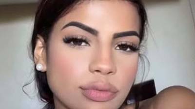 La modelo brasileña Larissa Brito dos Santos, de 25 años, fue encontrada muerta dentro del vehículo de su expareja, Mathieu, de 29 años, durante un control aduanero en la autopista A8, a la altura de Brignoles, en el sureste de Francia. El hombre fue detenido y la Fiscalía de Niza abrió una investigación por el homicidio de su excompañera.