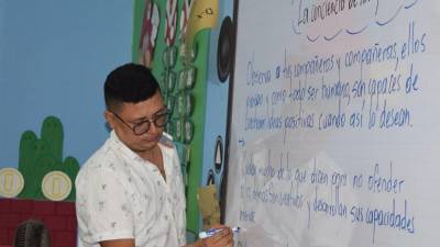 Docente hondureño imparte clases en el centro educativo Hogar San José de San Pedro Sula.