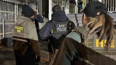 Fotografía cedida por la Oficina de Investigaciones de Seguridad Nacional (HSI) de Nueva York donde aparecen varios agentes federales de diversas dependencias durante una redada contra indocumentados.