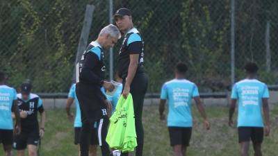 Reinaldo Rueda junto a su asistente técnico Alexis Mendoza.