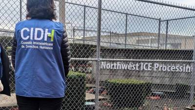 Fotografía cedida por Global Rights Advocay donde aparece una integrante de la Comisión Interamericana de Derechos Humanos (CIDH) durante una visita al Centro de Detención Noroeste del Servicio de Control de Inmigración y Aduanas (ICE) en Tacoma, Washington (EE.UU.).