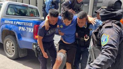 Funcionarios policiales trasladan a una reclusa hondureña herida durante la masacre carcelaria ocurrida el 20 de junio de 2023 en PNFAS.