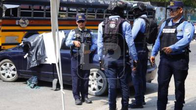 Las víctimas se conducían en un carro color negro cuando fueron interceptadas por un sujeto armado.