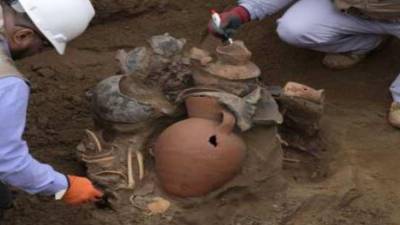 Ocho fardos funerarios de mil años de antigüedad, que contienen los restos de seis niños y dos adultos, fueron encontrados en buen estado de conservación en el distrito limeño de Carabayllo por trabajadores que hacían una instalación de gas natural en esa zona de la capital de Perú.