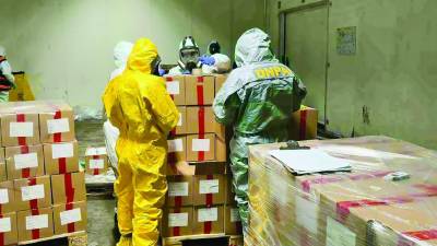 <b>Las autoridades inspeccionan el contenedor en Puerto Cortés, a cuyo contenido le harán pruebas toxicológicas.</b>