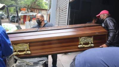 Ataúd saliendo de la morgue de Tegucigalpa.
