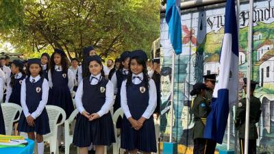 Hoy en el día de la Bandera Nacional de Honduras, autoridades educativas junto estudiantes del departamento de Cortés izaron el pabellón nacional en conmemoración a sus 157 años de creación y los 202 años de emancipación política como República.
