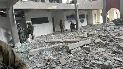 El ejército israelí y los milicianos del movimiento islamista Hamás combaten este miércoles en el centro de la ciudad de Gaza, en el norte de este territorio asediado, sin esperanza de tregua para los cientos de miles de palestinos atrapados en la contienda y sumidos en una situación humanitaria desesperada.