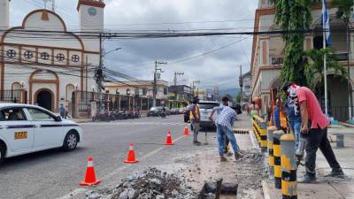 Obreros trabajan en la zona del proyecto municipal.