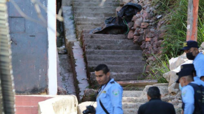 Elementos de la Policía Nacional se hicieron presente al lugar para resguardar el cuerpo.