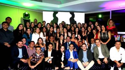 La familia Do//McCann Honduras durante la celebración de su noche navideña.